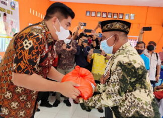 SMSI Bintan dan Plt Bupati Roby Bagikan Paket Sembako Untuk Warga Sei Enam