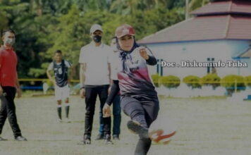 Sambut HUT Tuba Ke-25, Winarti Buka Turnamen Sepak Bola Bupati Cup