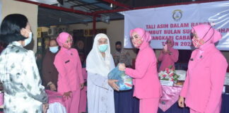 Sambut Bulan Suci Ramadhan, Bhayangkari Cabang Bintan Gelar Bakti Sosial kepada Warakawuri