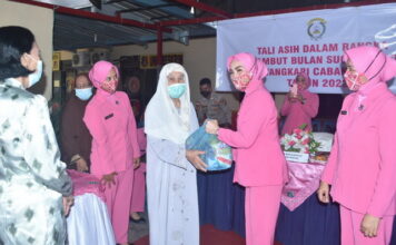 Sambut Bulan Suci Ramadhan, Bhayangkari Cabang Bintan Gelar Bakti Sosial kepada Warakawuri
