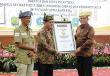 SMSI Anugrahi Gubernur Ansar Sebagai Sahabat Pers Indonesia