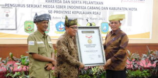 SMSI Anugrahi Gubernur Ansar Sebagai Sahabat Pers Indonesia