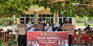 Nasi Kapau Polres Lingga Sentuh Pelajar SDN 008 Desa Tinjul