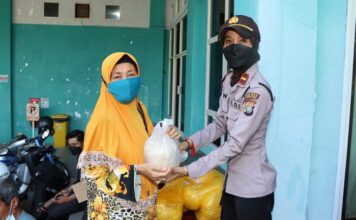 Vaksinasi Lansia, Polres Tanjungpinang Bagi Beras Gratis