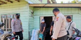 Tekan Penyebaran Covid-19, Bhabinkamtibmas Berikan Himbauan Prokes