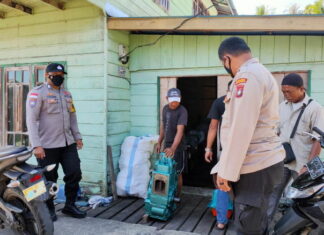 Tekan Penyebaran Covid-19, Bhabinkamtibmas Berikan Himbauan Prokes