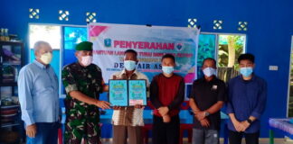 Babinsa Koramil 07/Palmatak Dampingi Kades Air Asuk Salurkan BLT-DD