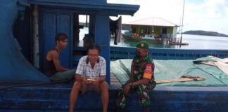 Babinsa Koramil 07/Palmatak Jalin Komsos Rutin dengan ABK Muatan di Desa Ladan