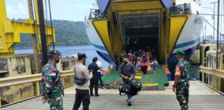 Babinsa Palmatak Lakukan Pengawasan dan Pengamanan Kapal Roro