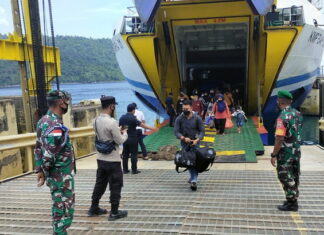 Babinsa Palmatak Lakukan Pengawasan dan Pengamanan Kapal Roro
