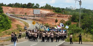 2 Pleton Personil Polres Bintan Amankan Aksi Unjuk Rasa di Kantor DPRD Provinsi Kepri