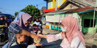 TP PKK Natuna Berbagi Takjil, Ada Makanan Khas Bubur Lambuk