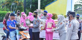 Jelang Berbuka Puasa, Polres Bintan Bagikan Takjil Ke Masyarakat