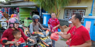 Cermin Kerukunan Umat Beragama, MAKIN Natuna Bagi Takjil di Bulan Ramadhan