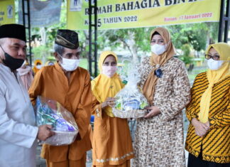 Ketua LKKS Kepri Dewi Ansar Kembali Serahkan Bantuan Bagi Lansia Rumah Bahagia Bintan