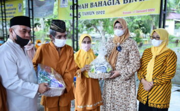Ketua LKKS Kepri Dewi Ansar Kembali Serahkan Bantuan Bagi Lansia Rumah Bahagia Bintan