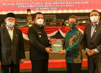 Gubernur Ansar Sampaikan Ranperda Keuangan Daerah Ke DPRD Kepri