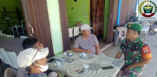 Babinsa Koramil 07/Palmatak Gelar Komsos di Desa Matak