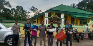 Penghujung Ramadhan, LTA Bagi Takjil di Depan Masjid Sultan Daik Lingga