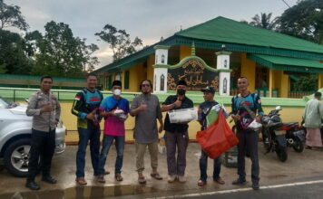 Penghujung Ramadhan, LTA Bagi Takjil di Depan Masjid Sultan Daik Lingga
