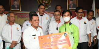 Gubernur Ansar Serahkan Bonus Untuk Atlet dan Pelatih Berprestasi PON XX Papua 2021