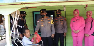 Jelang Lebaran, Kapolres Anambas Bagikan Paket Sembako Untuk Masyarakat Pesisir Timur