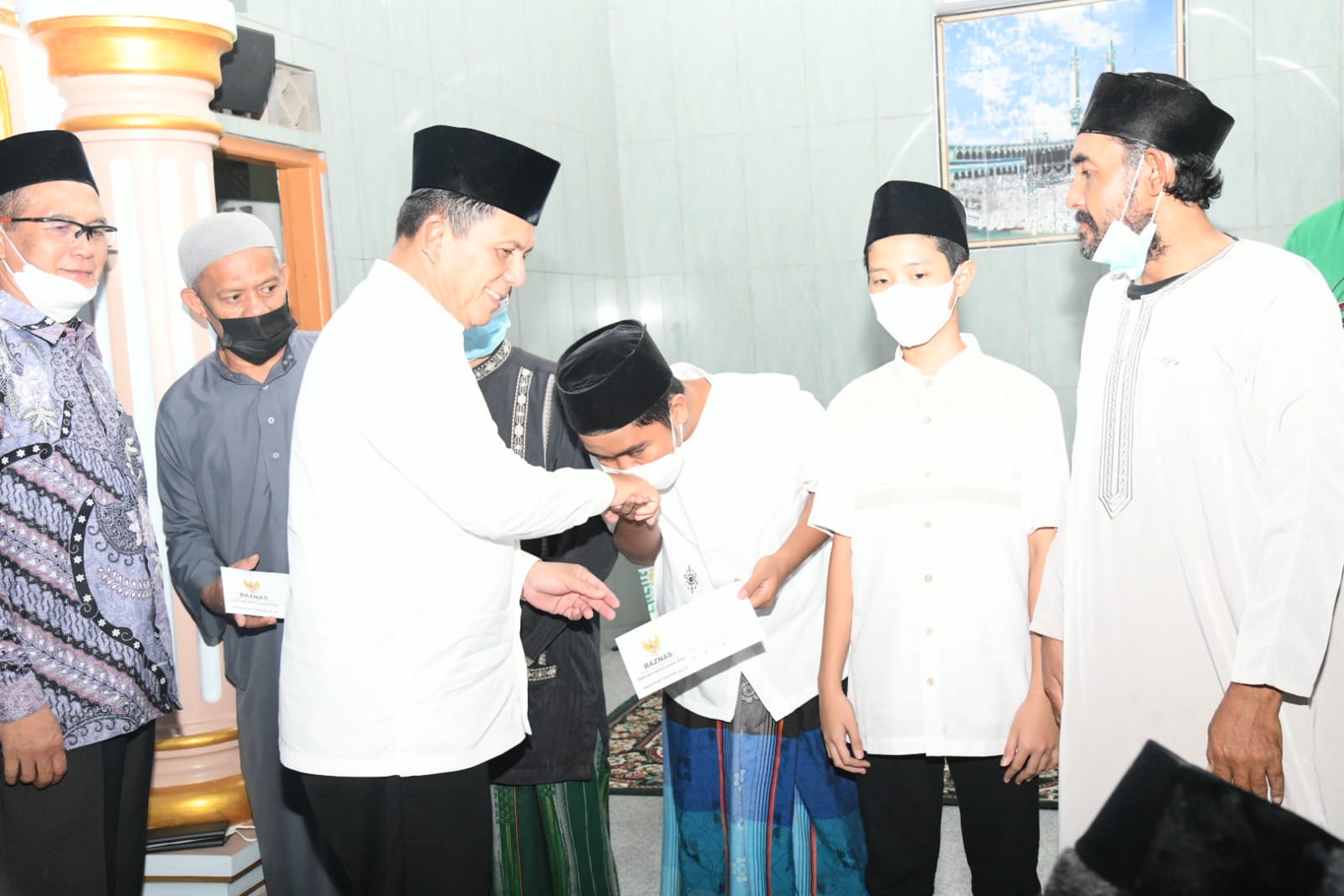 Safari Ramadhan di Masjid Baitul A’la Gubernur Serahkan Bantuan BAZ dan Bantuan Masker