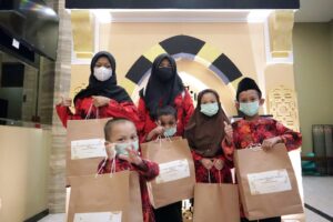 Anak-anak panti asuhan yang ikut dalam kegiatan yang dilangsungkan oleh Konjen Singapura di Batam