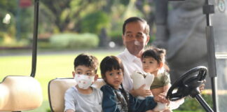 Melihat Kehangatan Presiden Jokowi Bersama Cucunya