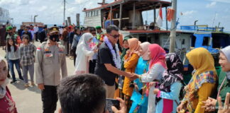 Bupati Natuna Salurkan 100 Paket Sembako, Ketika Safari Lebaran di Midai dan Suak Midai