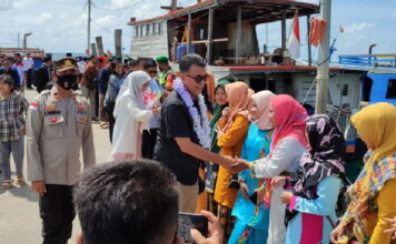 Bupati Natuna Salurkan 100 Paket Sembako, Ketika Safari Lebaran di Midai dan Suak Midai