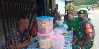 Babinsa Kopda Hafit Jalin Komsos Dengan Warga Binaan di Momen Lebaran Idul Fitri