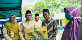 Gubernur Ansar Serahkan Bantuan Hibah Untuk Rumah Ibadah di Tambelan