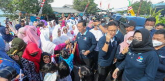 Menkes Budi dan Gubernur Ansar Tinjau Langsung Imunisasi Anak di Kampung Bulang