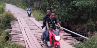 Jembatan Kayu di Desa Musai Rusak Bahayakan Pengguna