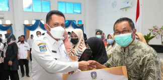 Gubernur Ansar Serahkan Bantuan RT/RW dan Kader Posyandu di Lingga Senilai Rp2,2 Miliar