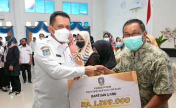 Gubernur Ansar Serahkan Bantuan RT/RW dan Kader Posyandu di Lingga Senilai Rp2,2 Miliar