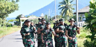 Danlanal Ranai Pimpin Pembinaan Fisik Prajurit Melalui Jalan Jauh Bawa Senjata