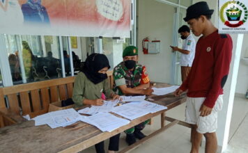 Babinsa Koramil 07/Palmatak Lakukan Pengamanan Gerai Vaksinasi di UPT Puskesmas Palmatak