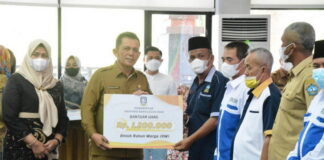 Gubernur Ansar Serahkan Bantuan RT/RW di Kabupaten Bintan