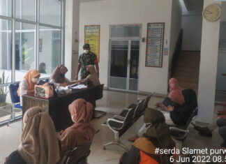 Babinsa Serda Junius Souhali Lakukan Pengamanan di Gerai Vaksinasi UPT Puskesmas Palmatak