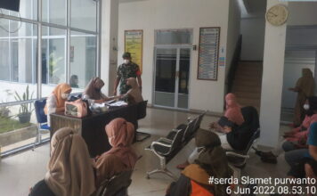 Babinsa Serda Junius Souhali Lakukan Pengamanan di Gerai Vaksinasi UPT Puskesmas Palmatak