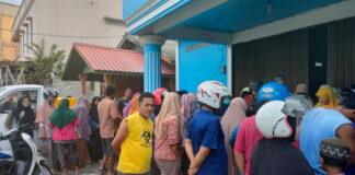 Ratusan Warga Antri Beli Minyak Goreng Curah di Natuna