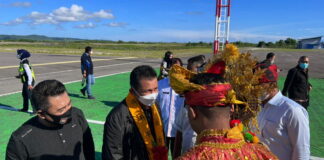 Mendarat di Bandara Matohara, Gubernur Ansar Disambut Hangat Pemprov Sulteng dan Pemkab Wakatobi