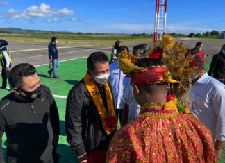 Mendarat di Bandara Matohara, Gubernur Ansar Disambut Hangat Pemprov Sulteng dan Pemkab Wakatobi
