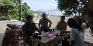 Babinsa Koramil 07/Palmatak Jalin Komsos Rutin Bersama Bhabinkamtibmas dan Warga