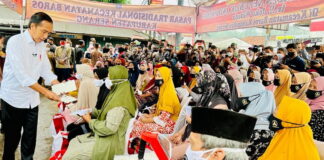 Presiden Bagikan Bansos dan Cek Harga Minyak Goreng di Pasar Baros