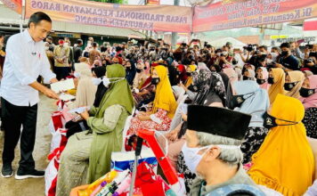 Presiden Bagikan Bansos dan Cek Harga Minyak Goreng di Pasar Baros