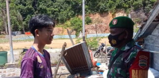 Babinsa Serda Julius Souhali Jalin Komsos Dengan Warga Binaan di Desa Air Sena