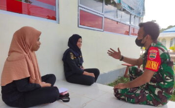 Babinsa Koramil 07/Palmatak Jalin Komsos Dengan Perangkat Desa Ladan